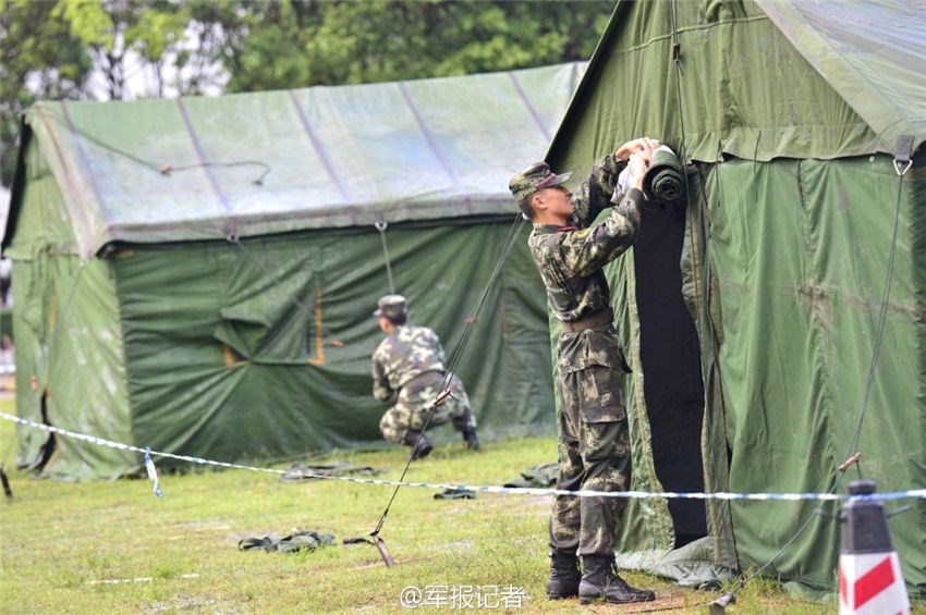 桥东充气迷彩帐篷